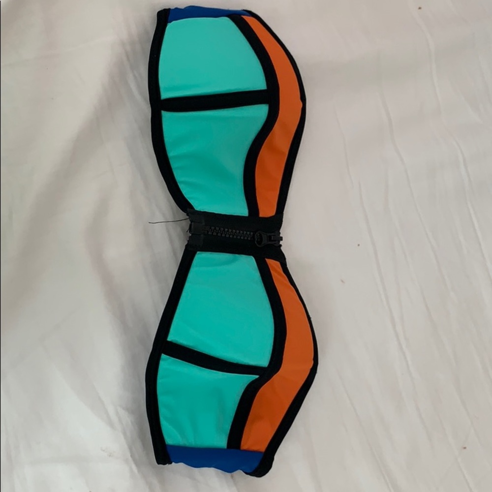 Zip up triangle top with multicolors